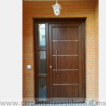 Puerta exterior de madera con fijo