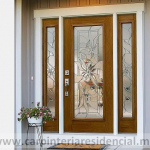 Puerta exterior de madera con vitral